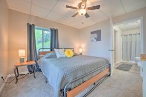 - une chambre avec un lit et un ventilateur de plafond dans l'établissement Coldwater Family Retreat with Boat Dock and Grill!, à Coldwater