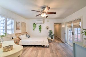 una camera da letto con un letto e un ventilatore a soffitto di Warm and Welcoming Home Walk to Encanto Park! a Phoenix