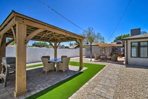 gazebo in legno con tavolo e sedie di Warm and Welcoming Home Walk to Encanto Park! a Phoenix
