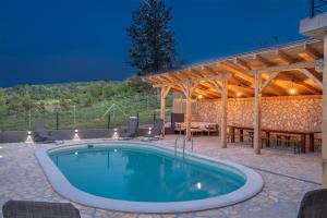 Bazén v ubytování Villa Nesa - beautiful guest house at continental Croatia with Outdoor swimming pool, Sauna and 3 Bedrooms nebo v jeho okolí