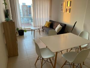 a living room with a couch and a table and chairs at Departamento céntrico - Leer condiciones y precio in Río Cuarto