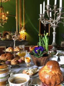 un tavolo ricoperto di pane e prodotti da forno e una tazza di caffè di Bastide du régent a Le Thor