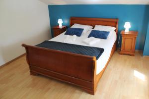 een slaapkamer met een groot bed met 2 nachtkastjes bij Maison de 3 chambres avec jardin clos et wifi a Vasles in Vasles