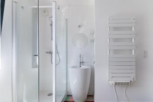 Fotografia z galérie ubytovania Belle maison familiale contemporaine avec piscine v destinácii Nantes