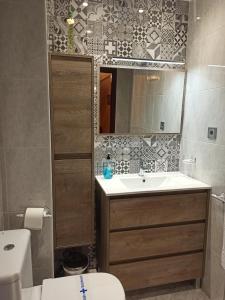 Koupelna v ubytování Duplex céntrico en Noja con acceso a spa relax.