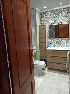 Koupelna v ubytování Duplex céntrico en Noja con acceso a spa relax.