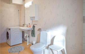 a bathroom with a toilet and a sink and a washing machine at Awesome Apartment In Pskallavik With Wifi And 1 Bedrooms in Påskallavik