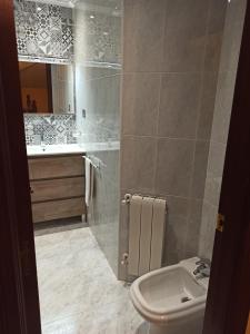 Koupelna v ubytování Duplex céntrico en Noja con acceso a spa relax.