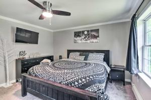 Katil atau katil-katil dalam bilik di Modern Northfield Family Cabin with Hot Tub!