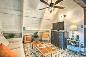 uma sala de estar com um sofá, uma televisão e uma mesa em Authentic Clewiston Home with Outdoor Game Room em Clewiston