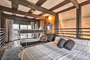 1 Schlafzimmer mit 2 Etagenbetten in einem Zimmer in der Unterkunft Authentic Clewiston Home with Outdoor Game Room in Clewiston