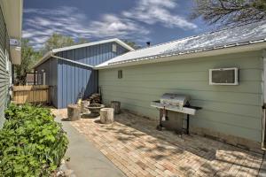 un barbecue est garé à côté d'un bâtiment dans l'établissement Walkable Ten Sleep House with Patio and Sunroom!, à Ten Sleep