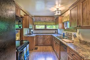 uma cozinha com armários de madeira e uma bancada em Cozy Lake Champlain Cottage with Beautiful View em Shoreham