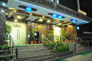 范兰德凡维伦达文巴瑟拉布里吉布密酒店的前面有楼梯和盆栽的建筑