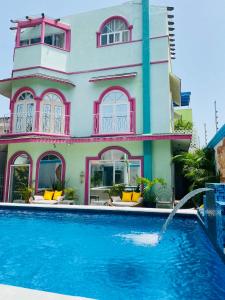 una casa con piscina frente a una casa en The Quetzal en Cancún