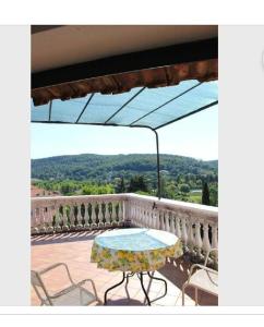 Balkón alebo terasa v ubytovaní Mansarda con solarium panoramico su centro storico di Sarteano vicino alle famose terme della Val d'Orcia + 10 fotografií