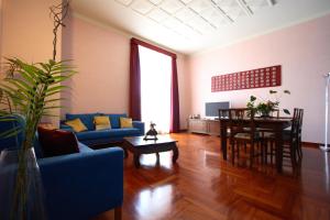 salon z niebieską kanapą i stołem w obiekcie Casa Dei Mercanti Town House w mieście Lecce