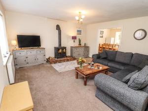 - un salon avec un canapé et une cheminée dans l'établissement April Cottage, à Scarborough