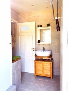 La salle de bains est pourvue d'un lavabo et d'un miroir. dans l'établissement The FIG Studio - "Den Gule Svane" Guest House - near Rønne & Beach, à Rønne