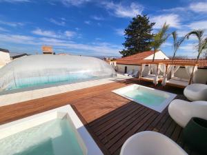 une villa de luxe avec une piscine sur une terrasse dans l'établissement Hotel Astoria by CPH, à Villa Carlos Paz