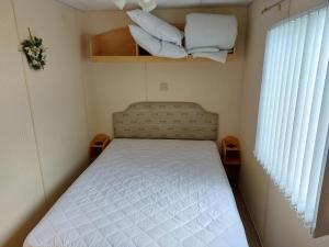 سرير أو أسرّة في غرفة في 6 berth static caravan, sealands holiday park ingoldmells, skegness