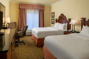 una camera d'albergo con 2 letti e una scrivania di Paragon Casino Resort a Marksville