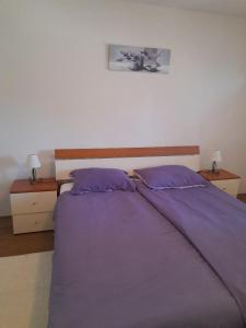 1 dormitorio con 1 cama de color púrpura y 2 mesitas de noche en Apartment Maja, en Lovran