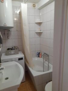y baño con bañera, lavabo y aseo. en Apartment Maja, en Lovran