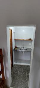 uma casa de banho com um lavatório numa parede branca em Pousada Familiar Morada do Rapha em Boraceia
