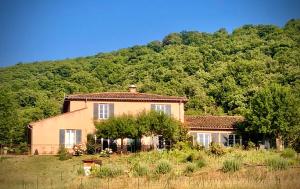 an old house in front of a mountain at Domaine de Montbarri in La Tour-sur-Orb