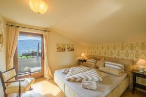 ein Schlafzimmer mit einem Bett und einem großen Fenster in der Unterkunft Waldvilla BERGSEE in Bodensdorf