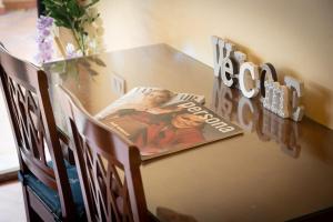 una mesa con un libro encima en InternoUno Deluxe en Roma