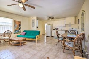 Η κουζίνα ή μικρή κουζίνα στο Beachfront Cottage in St Augustine - Pet Friendly!