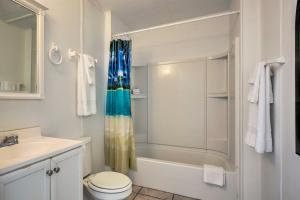 Ένα μπάνιο στο Beachfront Cottage in St Augustine - Pet Friendly! +25 φωτογραφίες