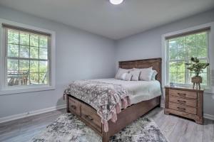En eller flere senge i et værelse på Charming Apex Home with Back Deck and Grill!
