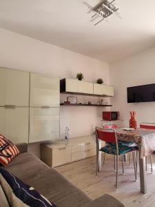 uma sala de estar com uma mesa e um sofá em Sea view apartment with swimming pool em Lido di Jesolo