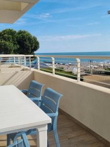 Balkón nebo terasa v ubytování Sea view apartment with swimming pool