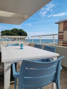 Balkón nebo terasa v ubytování Sea view apartment with swimming pool