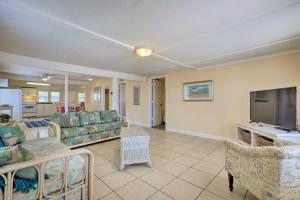 Μια τηλεόραση ή/και κέντρο ψυχαγωγίας στο Surfside Oceanfront Cottage with Beach Access!