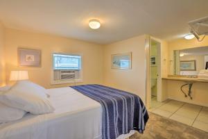 Ένα ή περισσότερα κρεβάτια σε δωμάτιο στο Surfside Oceanfront Cottage with Beach Access!