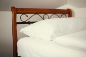 un primer plano de 2 camas con almohadas blancas en Hotel Ostende en Chocerady
