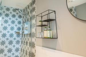 a bathroom with a shower with blue stars on the wall at Eastfield Lodge in Leyburn