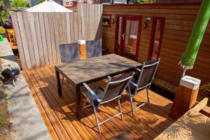 een houten tafel en stoelen op een houten terras bij Dreamtime Houseboat in Amsterdam