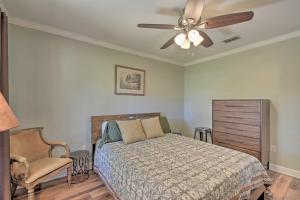 Giường trong phòng chung tại Peaceful Fairhope Cottage with Covered Patio!