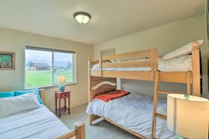 Krevet ili kreveti na sprat u jedinici u okviru objekta Columbia Falls Home with 1-Acre Yard and Views!