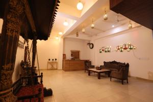 瑞詩凱詩的住宿－The Naga Rishikesh，客厅配有沙发和桌子
