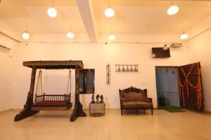 瑞詩凱詩的住宿－The Naga Rishikesh，一间带椅子和镜子的房间