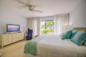 Un dormitorio con una cama grande y un televisor. en Mariner Pointe #521, en Sanibel 20 fotos más