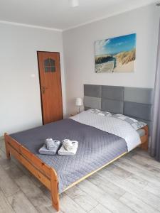 - une chambre avec un lit et des serviettes dans l'établissement Pokoje gościnne AGWA, à Władysławowo