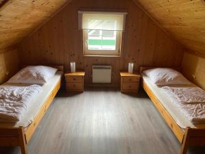 2 Einzelbetten in einem Zimmer mit Fenster in der Unterkunft THE KREIDESEE 47 - Hemmoor in Hemmoor